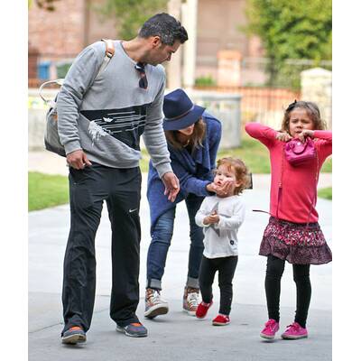 Jessica Alba vernarrt in ihre Töchter