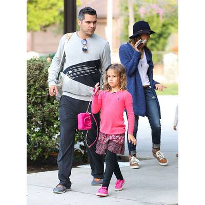 Jessica Alba vernarrt in ihre Töchter