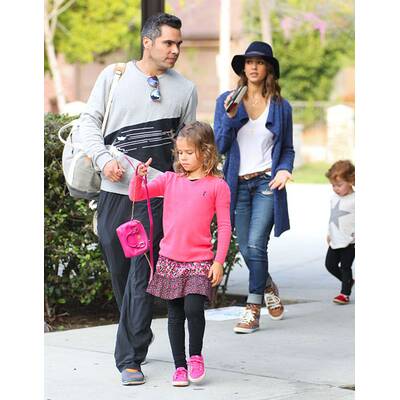 Jessica Alba vernarrt in ihre Töchter