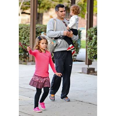 Jessica Alba vernarrt in ihre Töchter