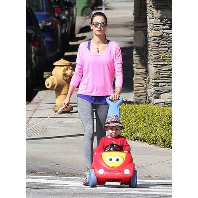 Alessandra Ambrosio spaziert mit Hund und Sohn