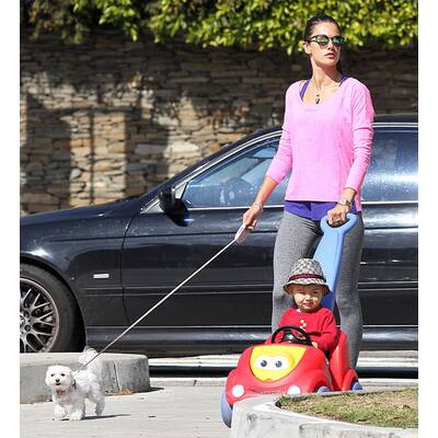 Alessandra Ambrosio spaziert mit Hund und Sohn