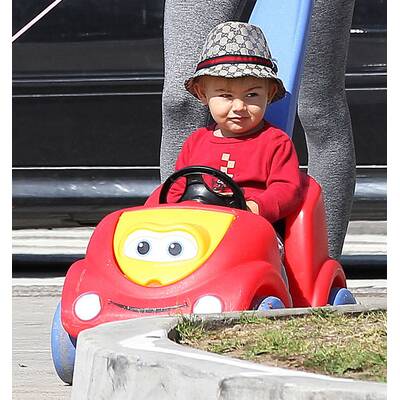 Alessandra Ambrosio spaziert mit Hund und Sohn