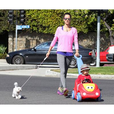Alessandra Ambrosio spaziert mit Hund und Sohn