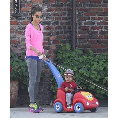 Alessandra Ambrosio spaziert mit Hund und Sohn