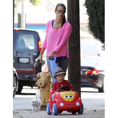 Alessandra Ambrosio spaziert mit Hund und Sohn