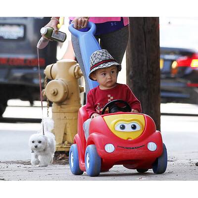 Alessandra Ambrosio spaziert mit Hund und Sohn