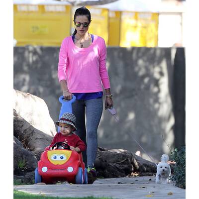 Alessandra Ambrosio spaziert mit Hund und Sohn