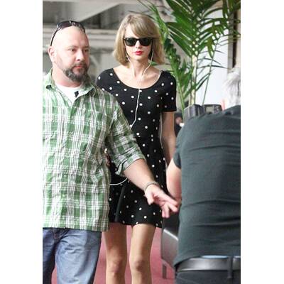 Taylor Swift in H&M-Pünktchenkleid 