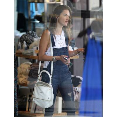 Alessandra Ambrosios entspannter Shopping-Tag