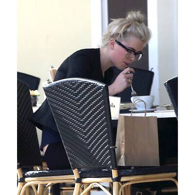 Ireland Baldwin vergisst beim Lunch-Date ihre gute Kinderstube