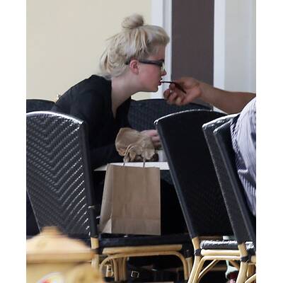 Ireland Baldwin vergisst beim Lunch-Date ihre gute Kinderstube