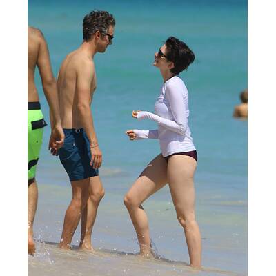 Anne Hathaway traut sich wieder an den Strand