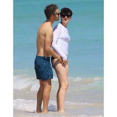 Anne Hathaway traut sich wieder an den Strand