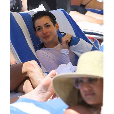 Anne Hathaway traut sich wieder an den Strand