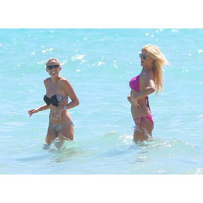 Victoria Silvstedt wieder sexy am Strand