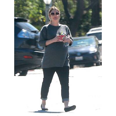 Drew Barrymore mit riesiger Baby-Kugel