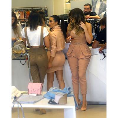 Kim, Khloe & Kylie halten Shopping Tour mit Handy fest
