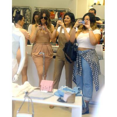Kim, Khloe & Kylie halten Shopping Tour mit Handy fest