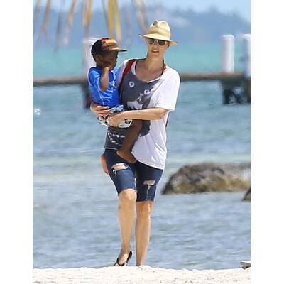 Charlize Theron mit Sohn Jackson am Strand
