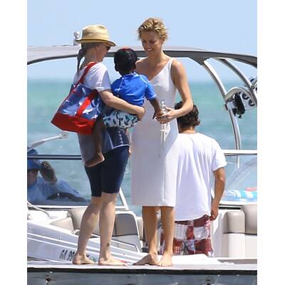 Charlize Theron mit Sohn Jackson am Strand