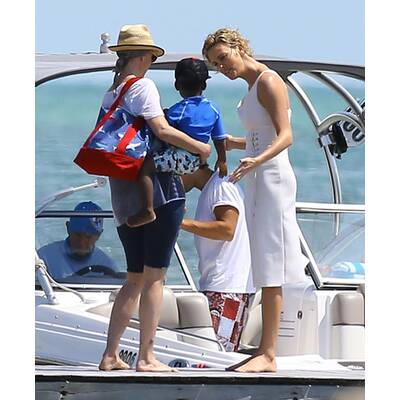 Charlize Theron mit Sohn Jackson am Strand
