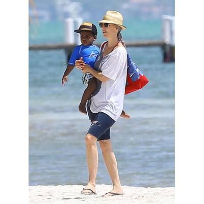 Charlize Theron mit Sohn Jackson am Strand