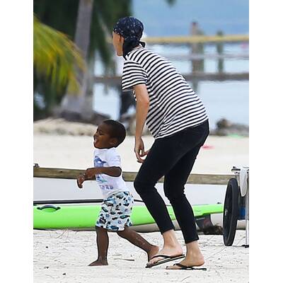 Charlize Theron mit Sohn Jackson am Strand
