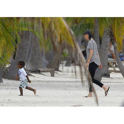 Charlize Theron mit Sohn Jackson am Strand