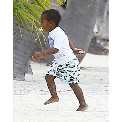 Charlize Theron mit Sohn Jackson am Strand