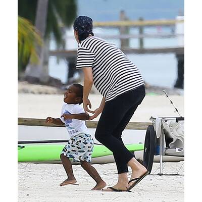 Charlize Theron mit Sohn Jackson am Strand