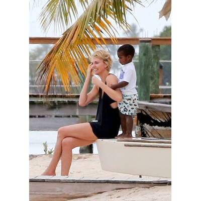 Charlize Theron mit Sohn Jackson am Strand