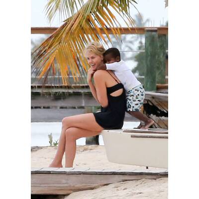 Charlize Theron mit Sohn Jackson am Strand