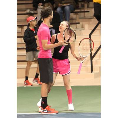 Kaley Cuoco bekommt ein Bussi von Ehemann Ryan Sweeting