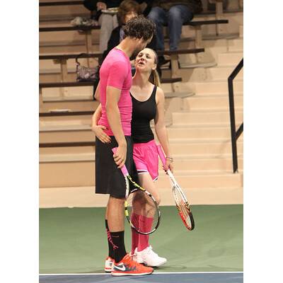 Kaley Cuoco bekommt ein Bussi von Ehemann Ryan Sweeting