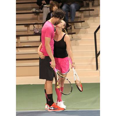 Kaley Cuoco bekommt ein Bussi von Ehemann Ryan Sweeting