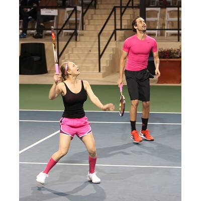 Kaley Cuoco bekommt ein Bussi von Ehemann Ryan Sweeting