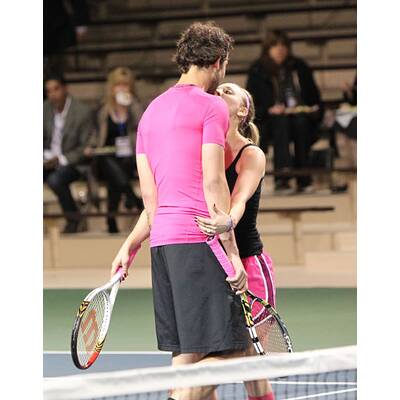 Kaley Cuoco bekommt ein Bussi von Ehemann Ryan Sweeting