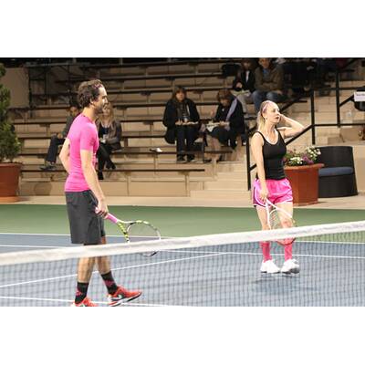 Kaley Cuoco bekommt ein Bussi von Ehemann Ryan Sweeting