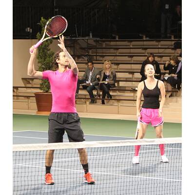 Kaley Cuoco bekommt ein Bussi von Ehemann Ryan Sweeting