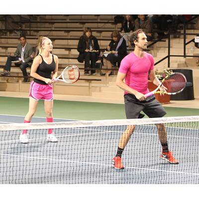 Kaley Cuoco bekommt ein Bussi von Ehemann Ryan Sweeting