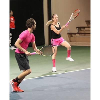 Kaley Cuoco bekommt ein Bussi von Ehemann Ryan Sweeting