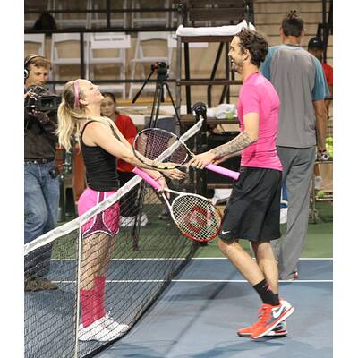 Kaley Cuoco bekommt ein Bussi von Ehemann Ryan Sweeting