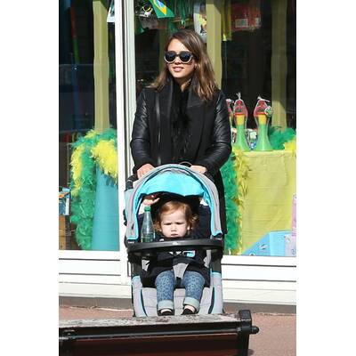 Jessica Alba genießt das schöne Pariser Wetter