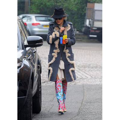 Rita Ora in bunten Stiefeln 