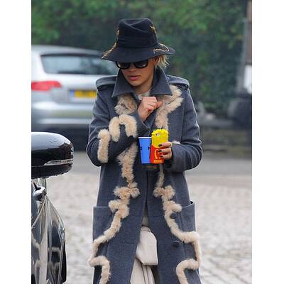 Rita Ora in bunten Stiefeln 