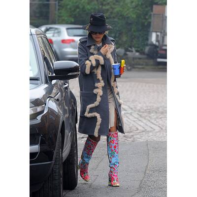 Rita Ora in bunten Stiefeln 