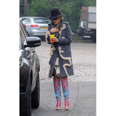 Rita Ora in bunten Stiefeln 