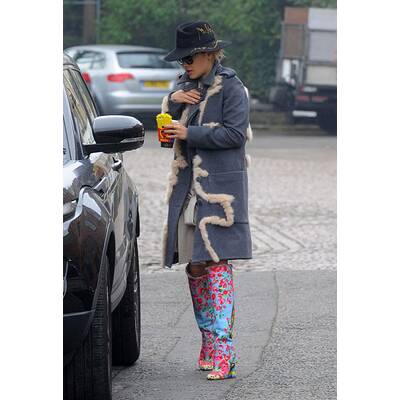 Rita Ora in bunten Stiefeln 