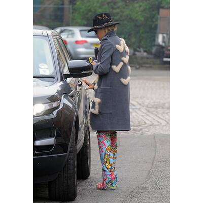 Rita Ora in bunten Stiefeln 